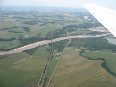 Typical views during low flight over Northern Oklahoma: Rangeland and fields, intersected by rivers and patches of forest.