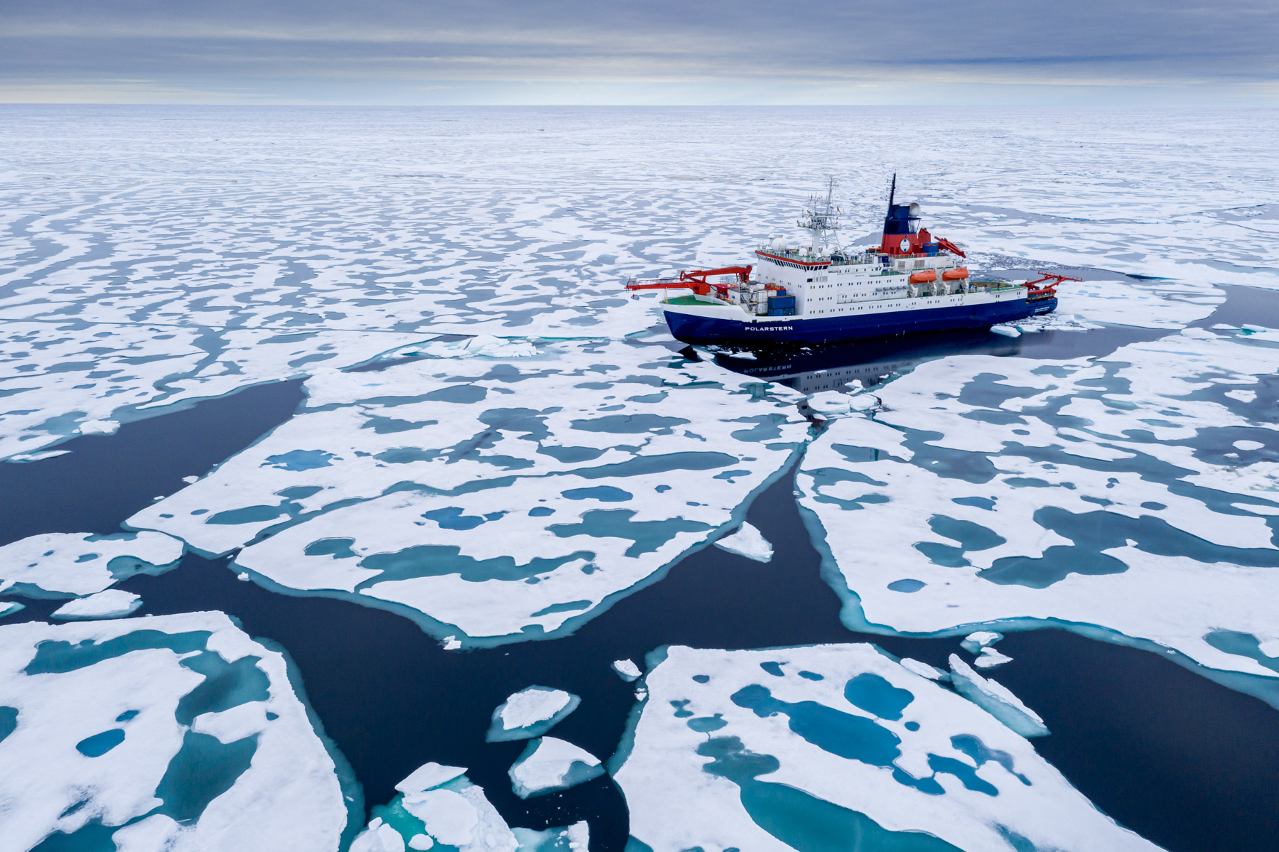 Polarstern heads to the new MOSAiC ice floe via the North Pole