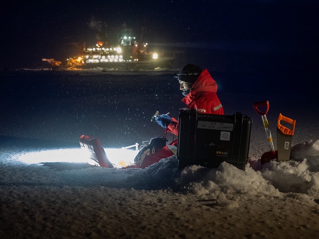 David Wagner digs a snow profile during the MOSAiC expedition in the Arctic